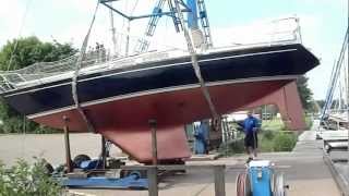 Zeilboot in kraan  Crane lifting sailboat [upl. by Fry]