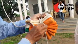 How to tie indian flag Tirangajhanda kaise bandhe  KARNATAKA WIRE 19082019 [upl. by Amarillas]