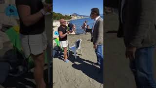 BORRELLI AGGREDITO VERBALMENTE IN SPIAGGIA UOMO RICONOSCIUTO DALLA POLIZIA [upl. by Otokam]